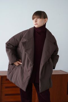 コクーン ダウン コート - COCOON SHORT DOWN COAT - BROWN