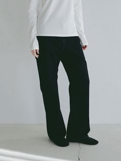 ハイライズストレートデニム (ブラック）
