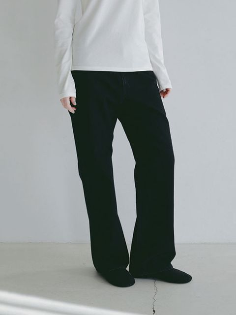 ハイライズストレートデニム (ブラック）