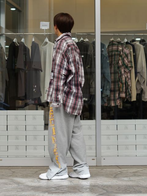 抜け感で魅せるMIHARAのチェックシャツスタイル