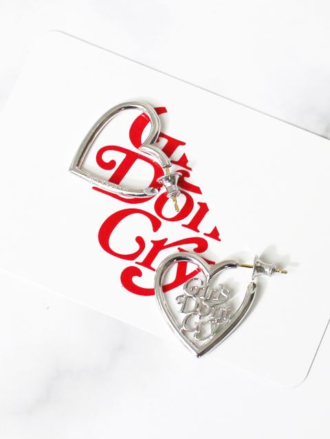 【ギフトにもおすすめ】 CAREERING × GIRLS DON’T CRY の ハートピアス
