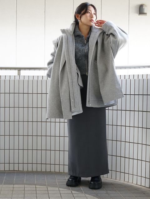 グレーでまとめたシックなETREの新作コーデ