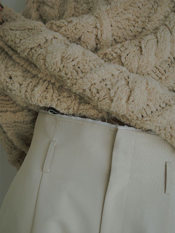 フェザーヤーンケーブルハンドニットプルオーバー - BEIGE
