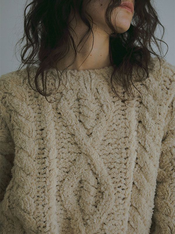フェザーヤーンケーブルハンドニットプルオーバー - BEIGE