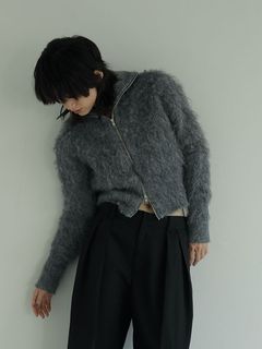 グレーでまとめたシックなETREの新作コーデ
