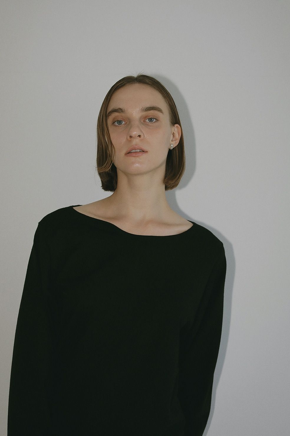 ハイゲージニット - CURVE NECK KNIT TOPS - BLACK