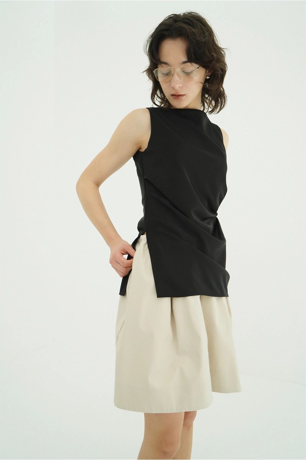 サテンドレープトップス - SATIN DRAPE TOPS (BLACK)