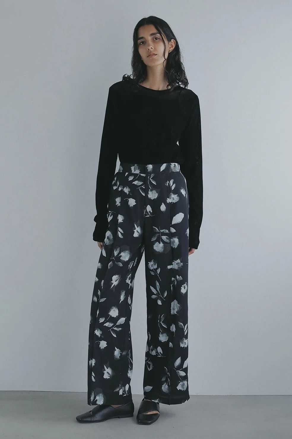 フラワーワイドパンツ - BLURRED FLOWER WIDE PANTS - BLACK