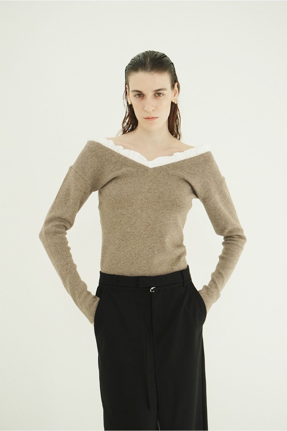 ツーウェイ フリルニットトップス - 2WAY FRILL V NECK KNIT TOPS (BEIGE)