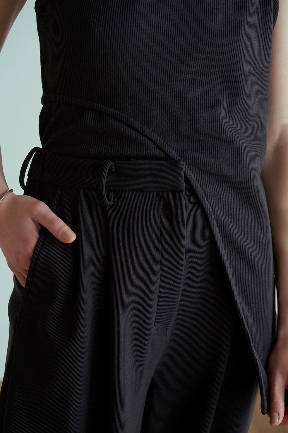 RIB STRIPE TUCK PANTS - BLACK