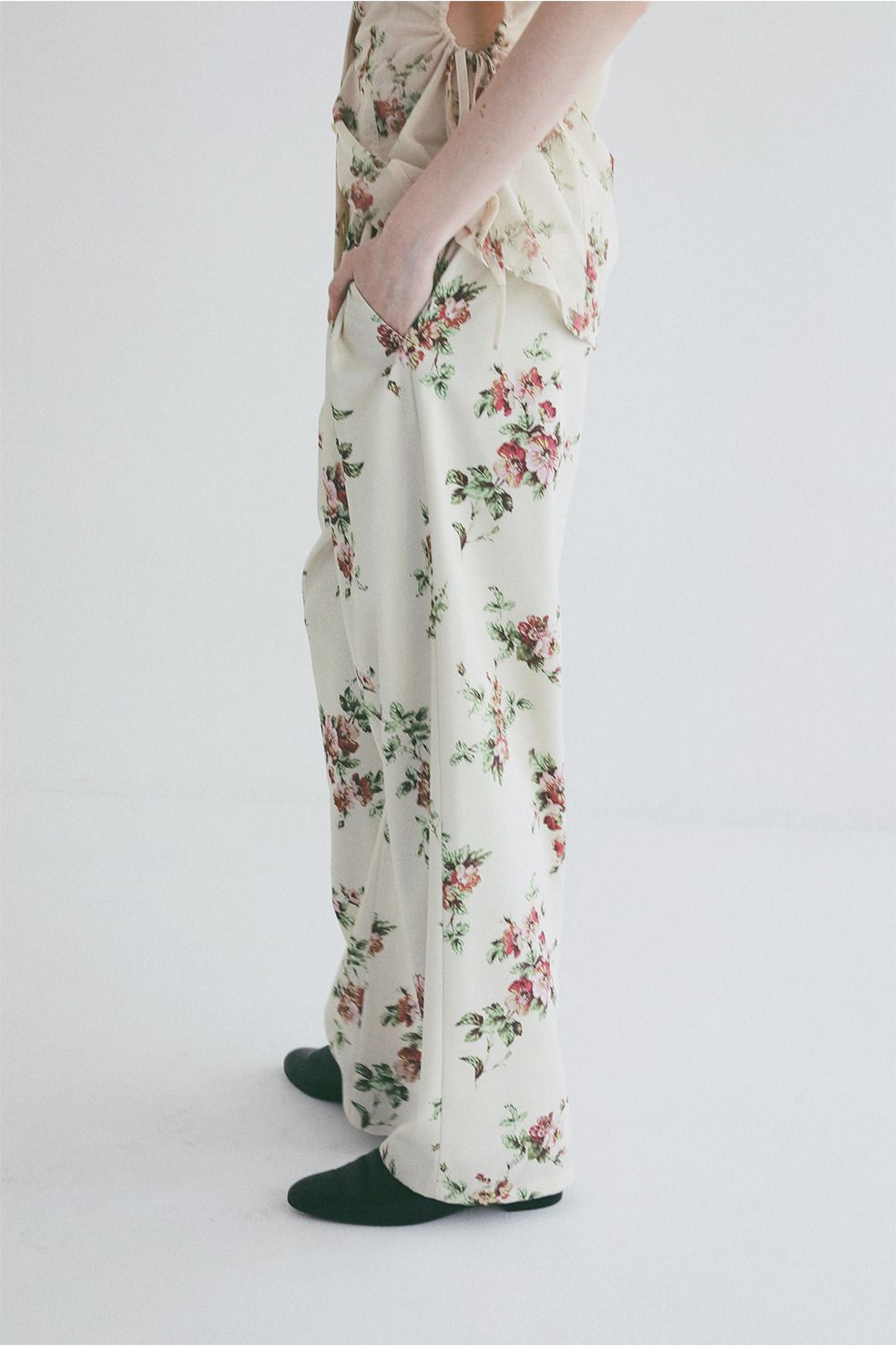 フラワータックパンツ - FLOWER TUCK PANTS (BEIGE)