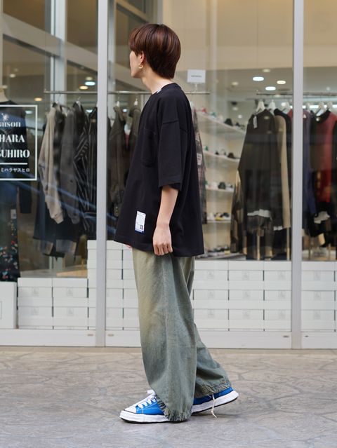 ブルーを差し色に効かせたMIHARAのワントーンスタイル