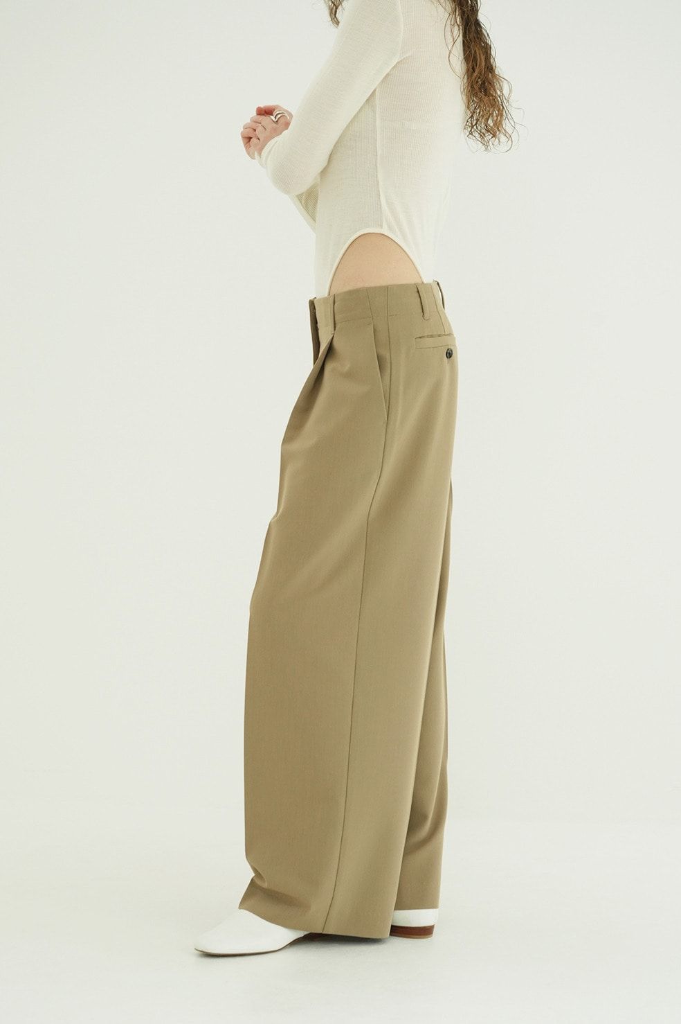 ローウエストタックルーズスラックス -  LOW WAIST TUCKED LOOSE SLACKS(BEIGE)