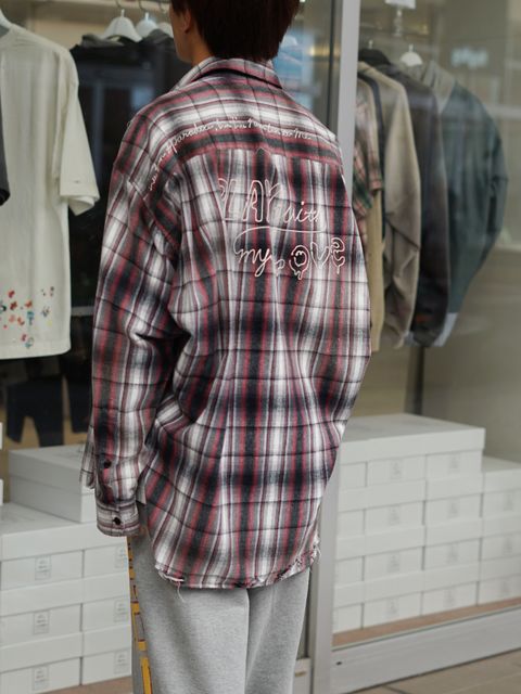 抜け感で魅せるMIHARAのチェックシャツスタイル