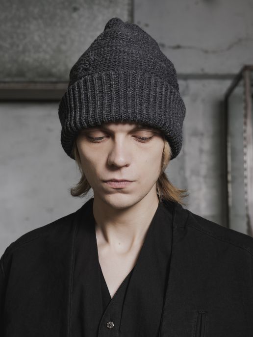 ケーブル ビーニー - CABLE KNIT BEANIE GREY