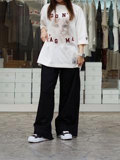 キャッチーなグラフィックを主役にした、MIHARAのモノトーンコーデ