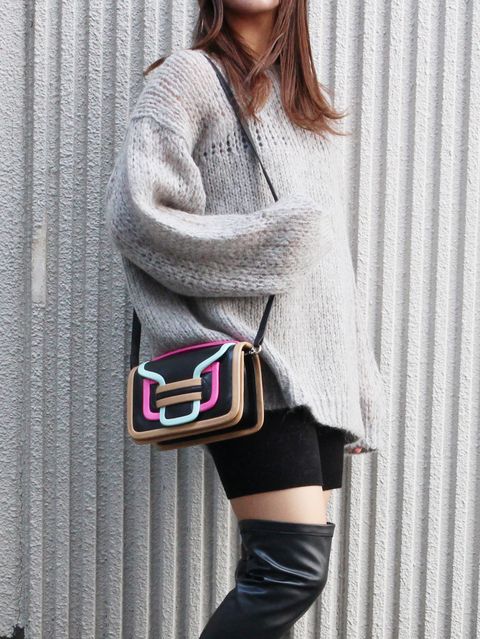 CLANEのニットはショートパンツと合わせてトレンド感をプラス