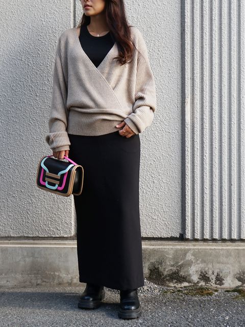 カシュクールデザインが女性らしいETREの新作コーデ