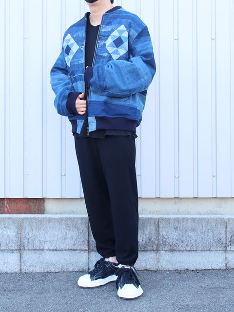 再構築デニムで魅せる大人の余裕｜SEVEN BY SEVEN × MIHARAスニーカー“WAYNE”コーデ