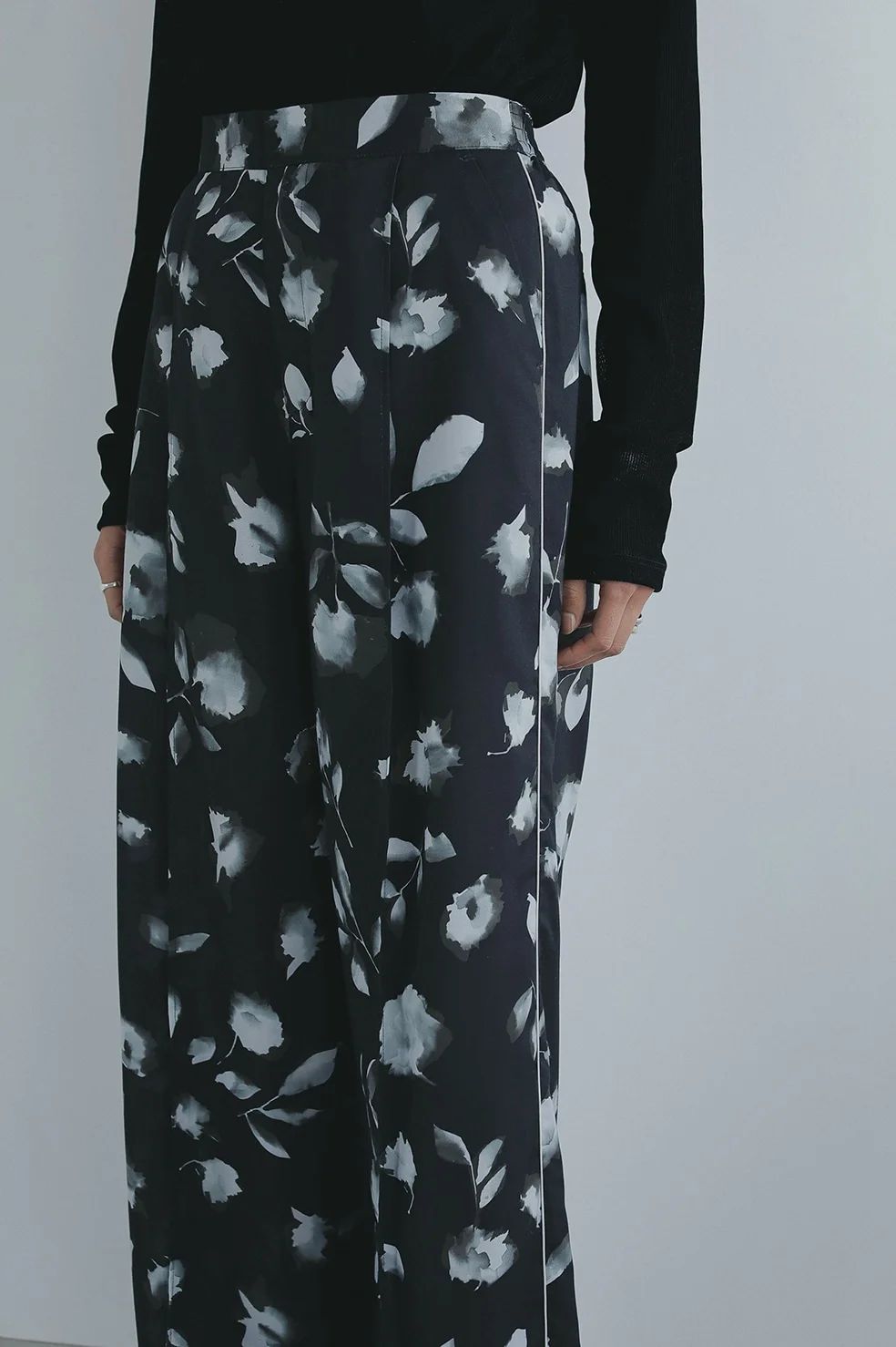 フラワーワイドパンツ - BLURRED FLOWER WIDE PANTS - BLACK
