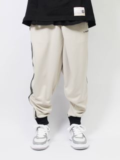 ナイロン×トラックパンツでスポーティーコーデ