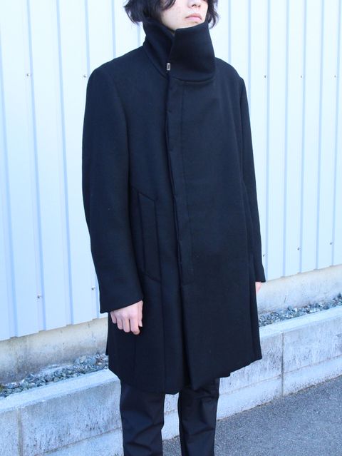 TVAの名作コートをメインにしたモードスタイル