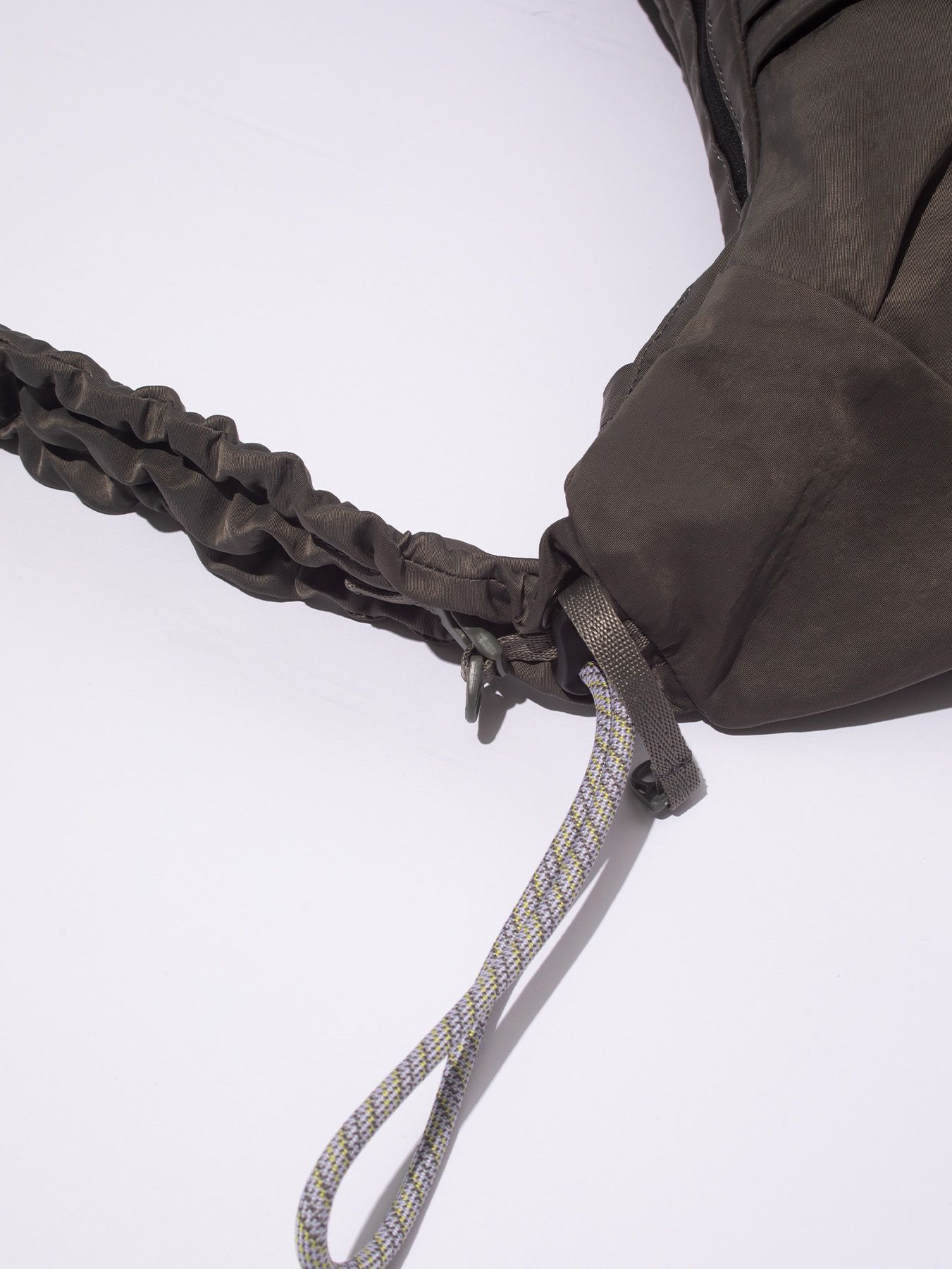 テクスチャード ツイル ボディバッグ  / TEXTURED TWILL BODY BAG （Charcoal)