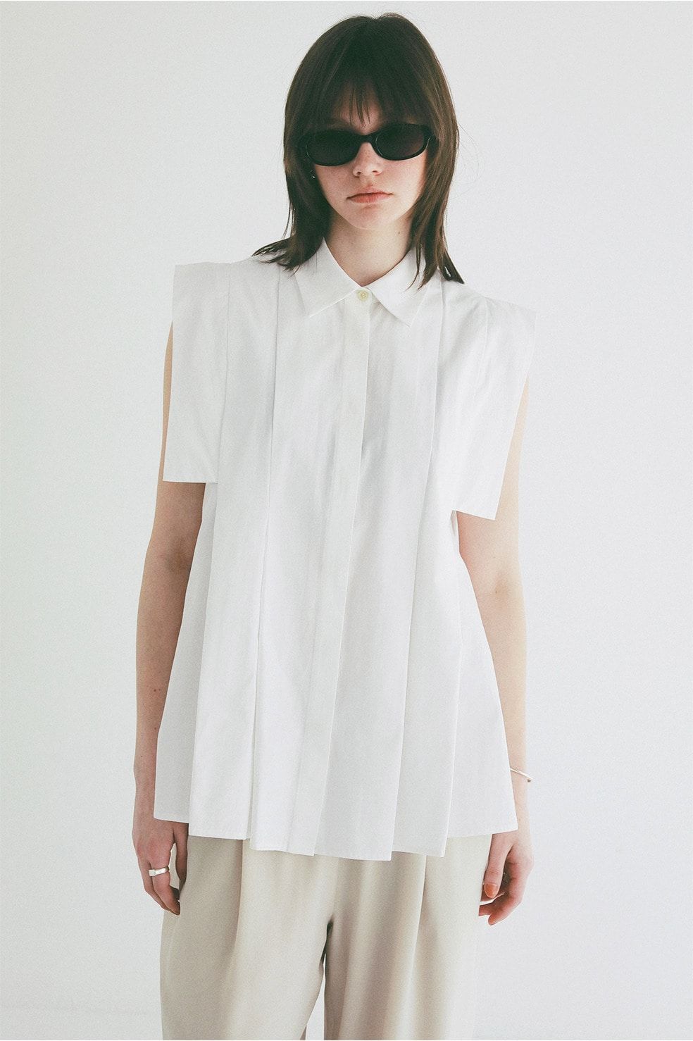 パネルプリーツ スクエアスリーブシャツ - PANELL PLEAT SQUARE SLEEVE SHIRTS (WHITE)