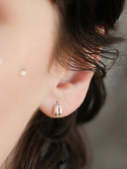 【両耳用】タイニーアーチピアス SV シルバー シンプル デザイン ユニセックス アクセサリー