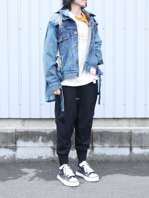 アイコニックなメゾンミハラヤスヒロのダメージデニムスタイル