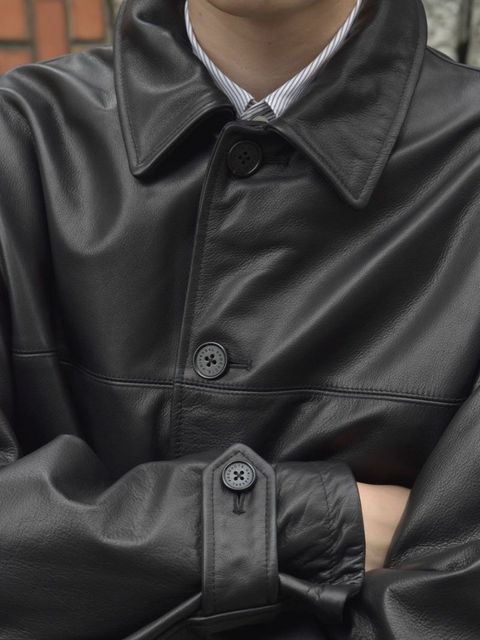 レザー×チノの王道バランス。UNIVERSAL PRODUCTSの新定番コーデ