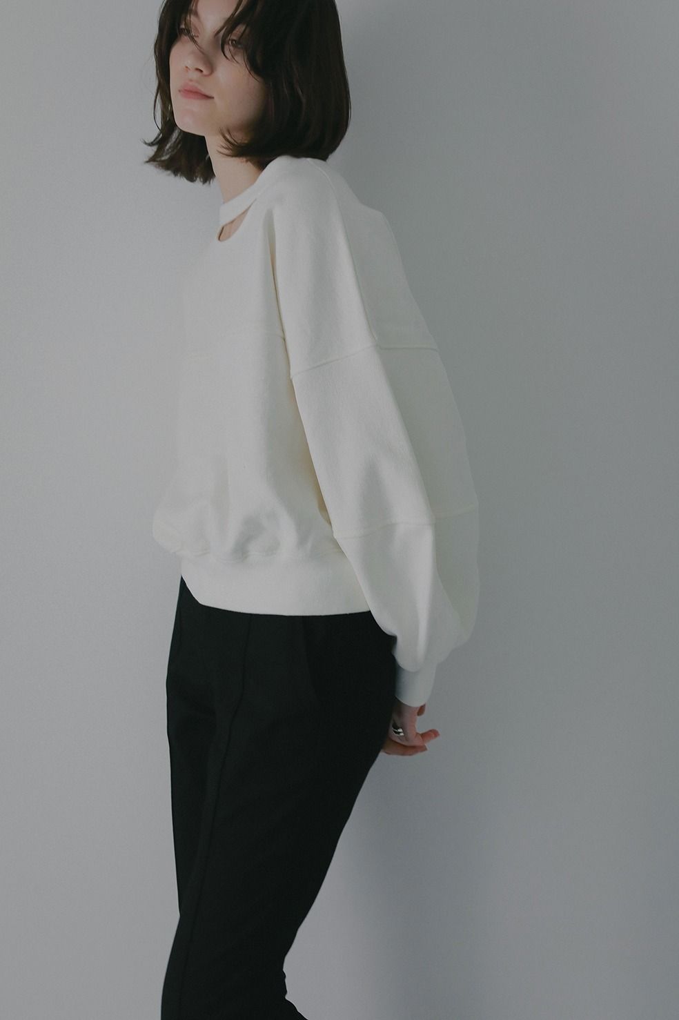 ネックデザインスウェット - MOON SLIT SWEAT TOPS (WHITE)