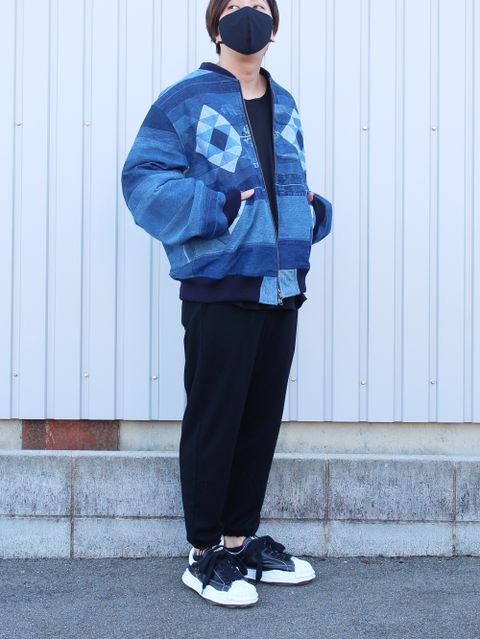再構築デニムで魅せる大人の余裕｜SEVEN BY SEVEN × MIHARAスニーカー“WAYNE”コーデ