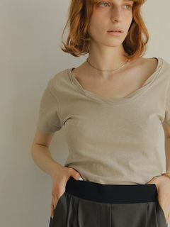 ツイストネックTee - BEIGI