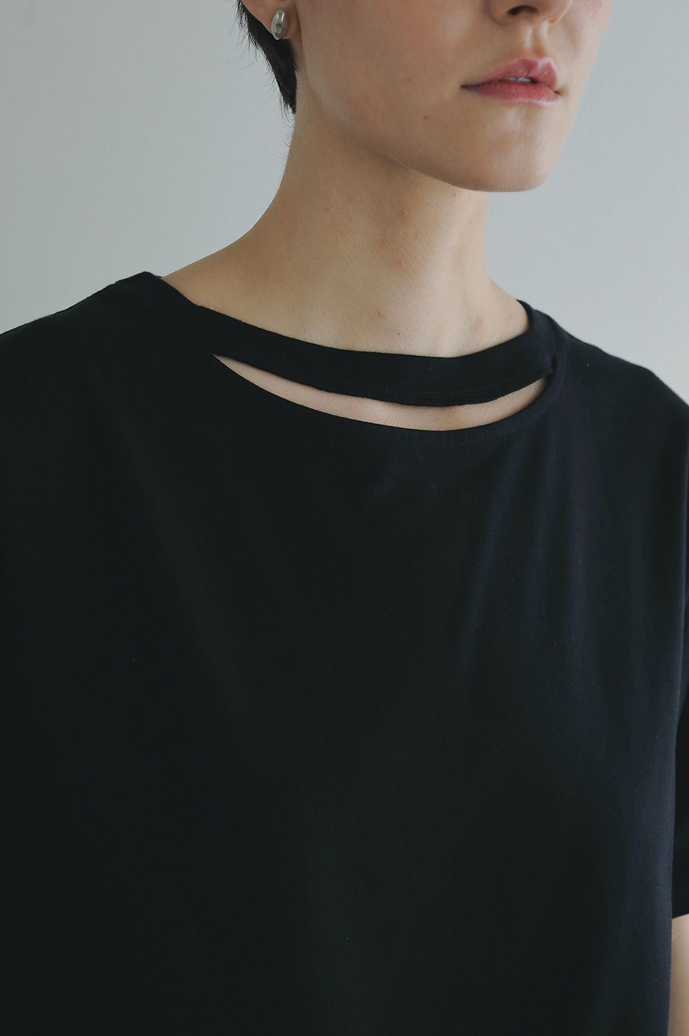 スリットネックトップス - SLIT NECK CUT TOPS - BLACK