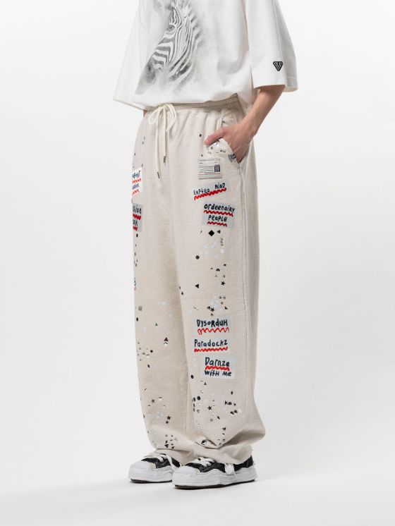 エンベリッシュド ステッカー スウェット パンツ - Embellished Sticker Sweat Pants (WHITE)