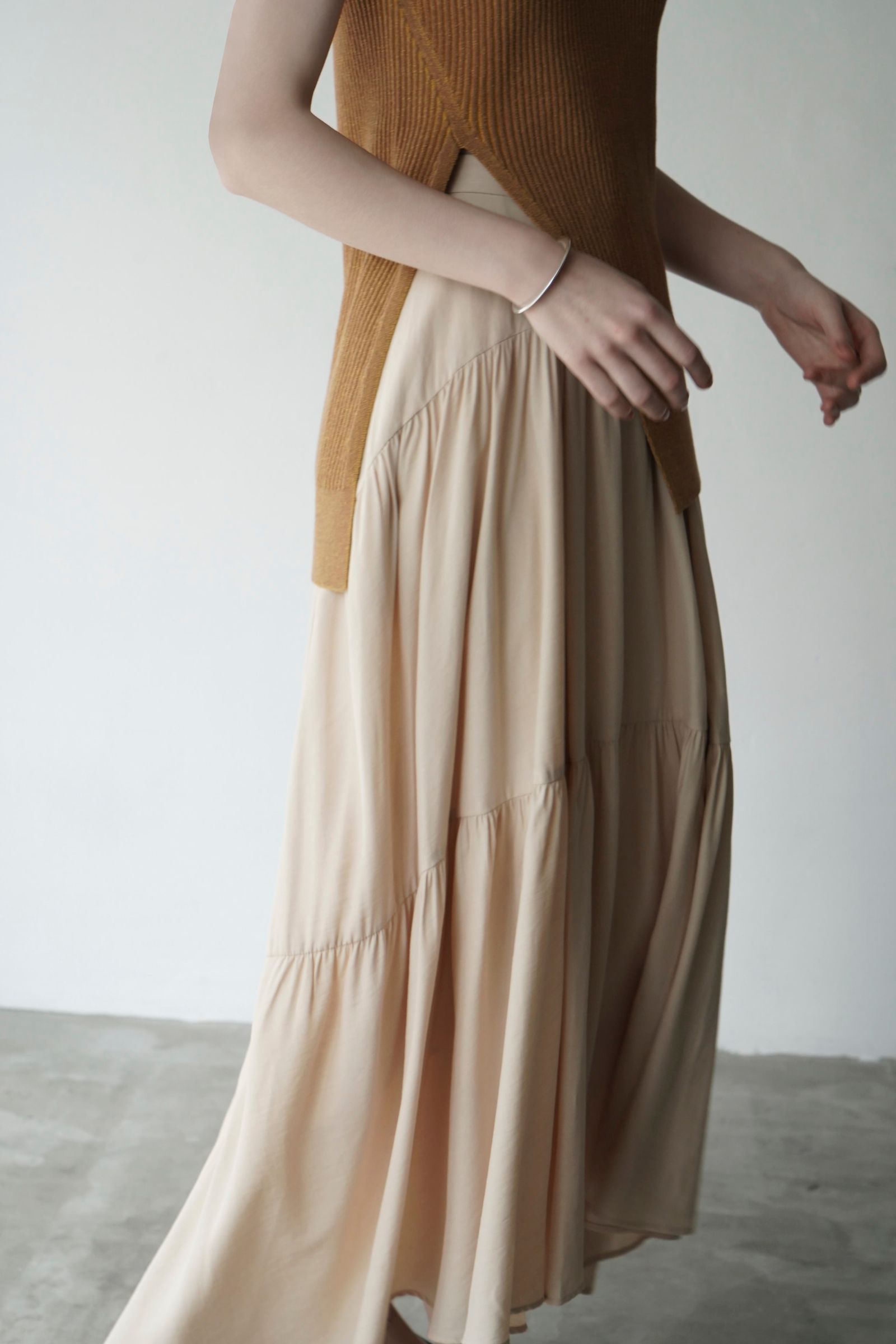 CURVE LINE TIERED SKIRT - IVORY