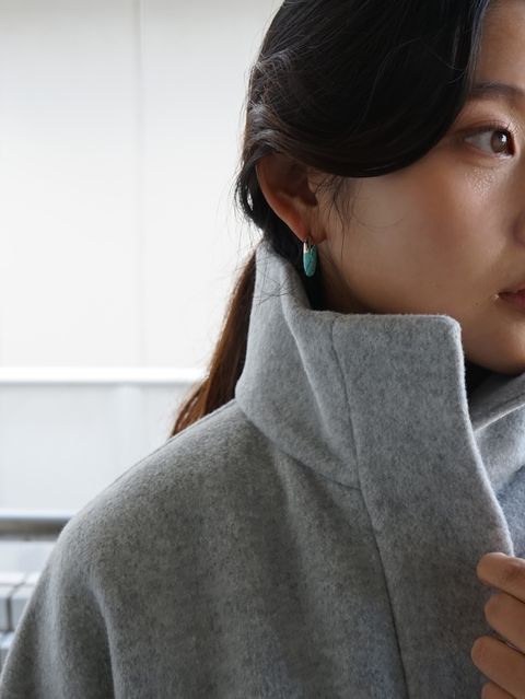 グレーでまとめたシックなETREの新作コーデ