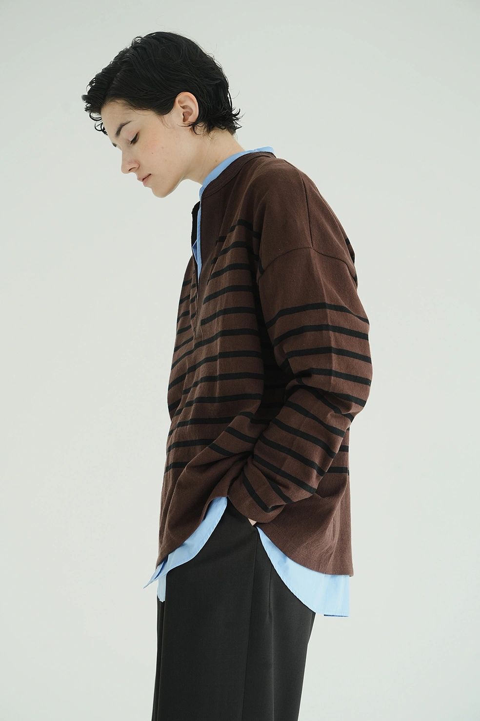 ヘンリーネックデザイントップス - WIDE HENRY NECK BORDER TOPS (BROWN)