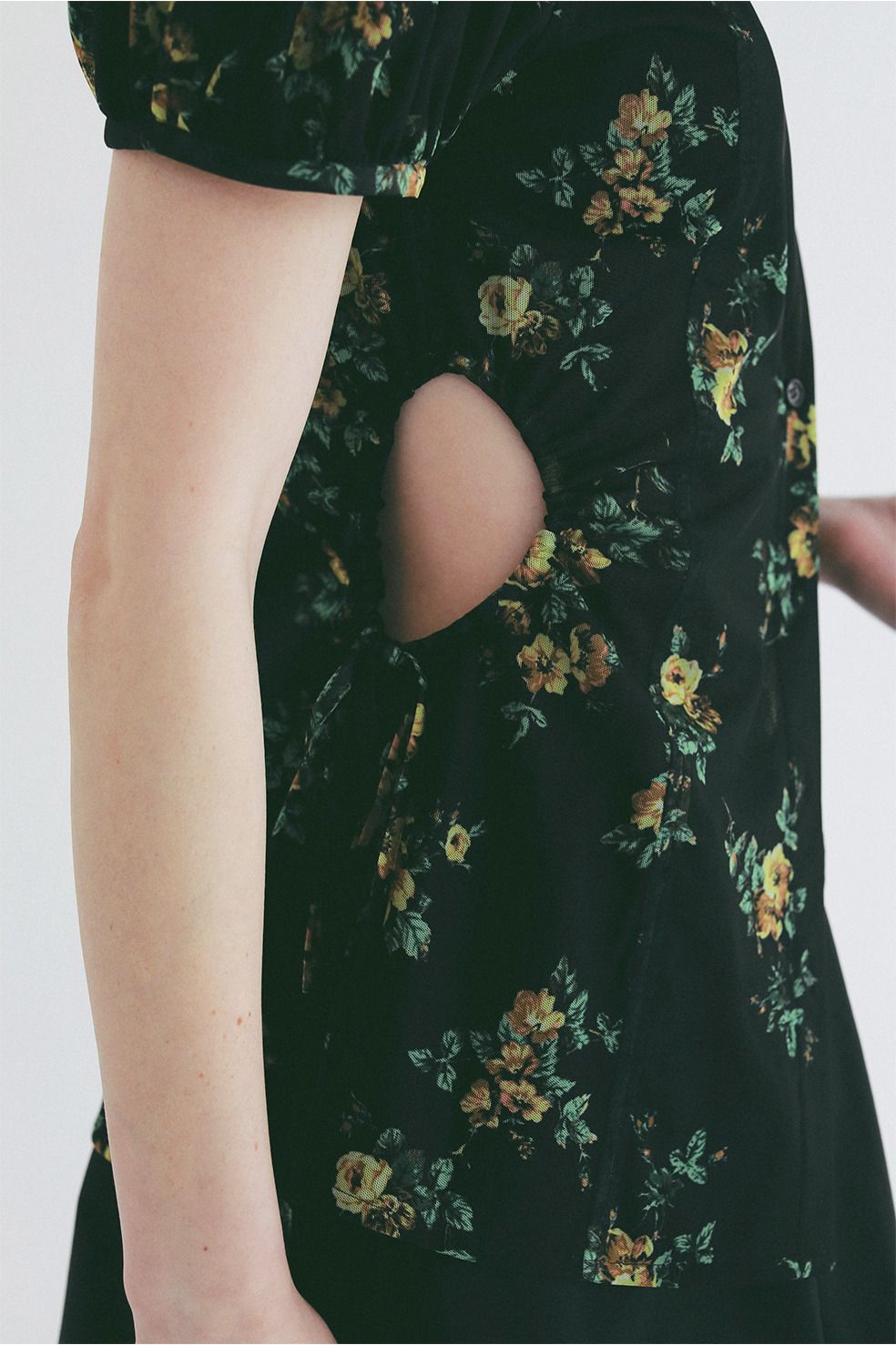チュールフローラルシャツ - FLOWER SIDE HOLE SHIRTS (BLACK)