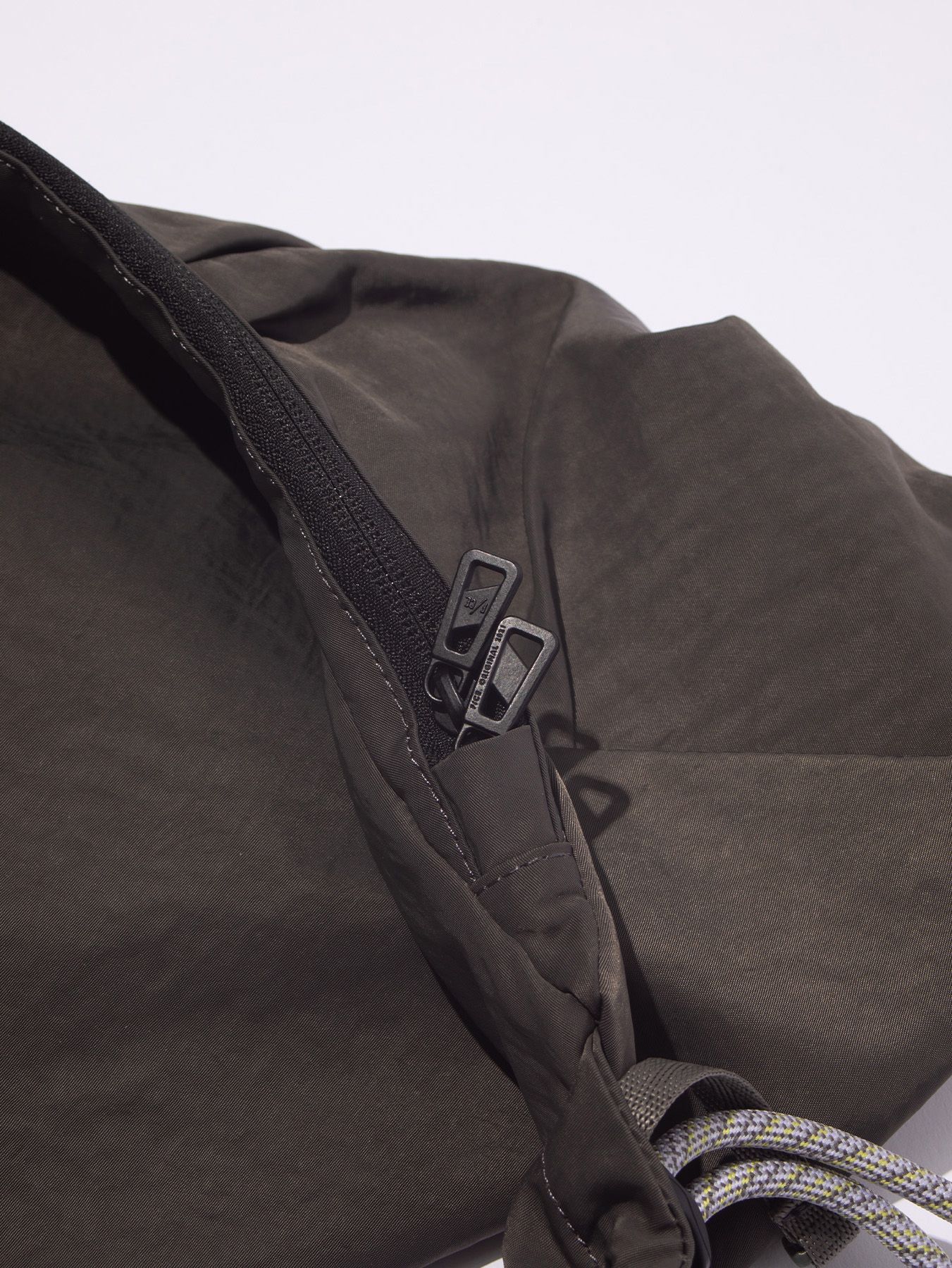 テクスチャード ツイル ボディバッグ  / TEXTURED TWILL BODY BAG （Charcoal)