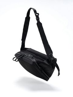 Isarau L Sleek Black - イザラウ L スリーク ブラック ショルダーバッグ 斜め掛け