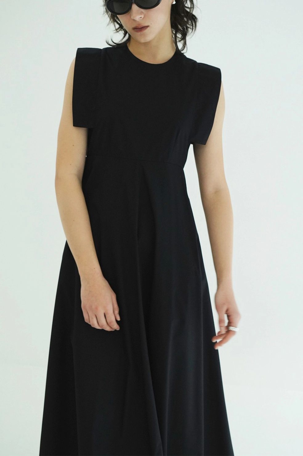 スクエアスリーブワンピース - SQUARE SLEEVE ONEPIECE (BLACK)