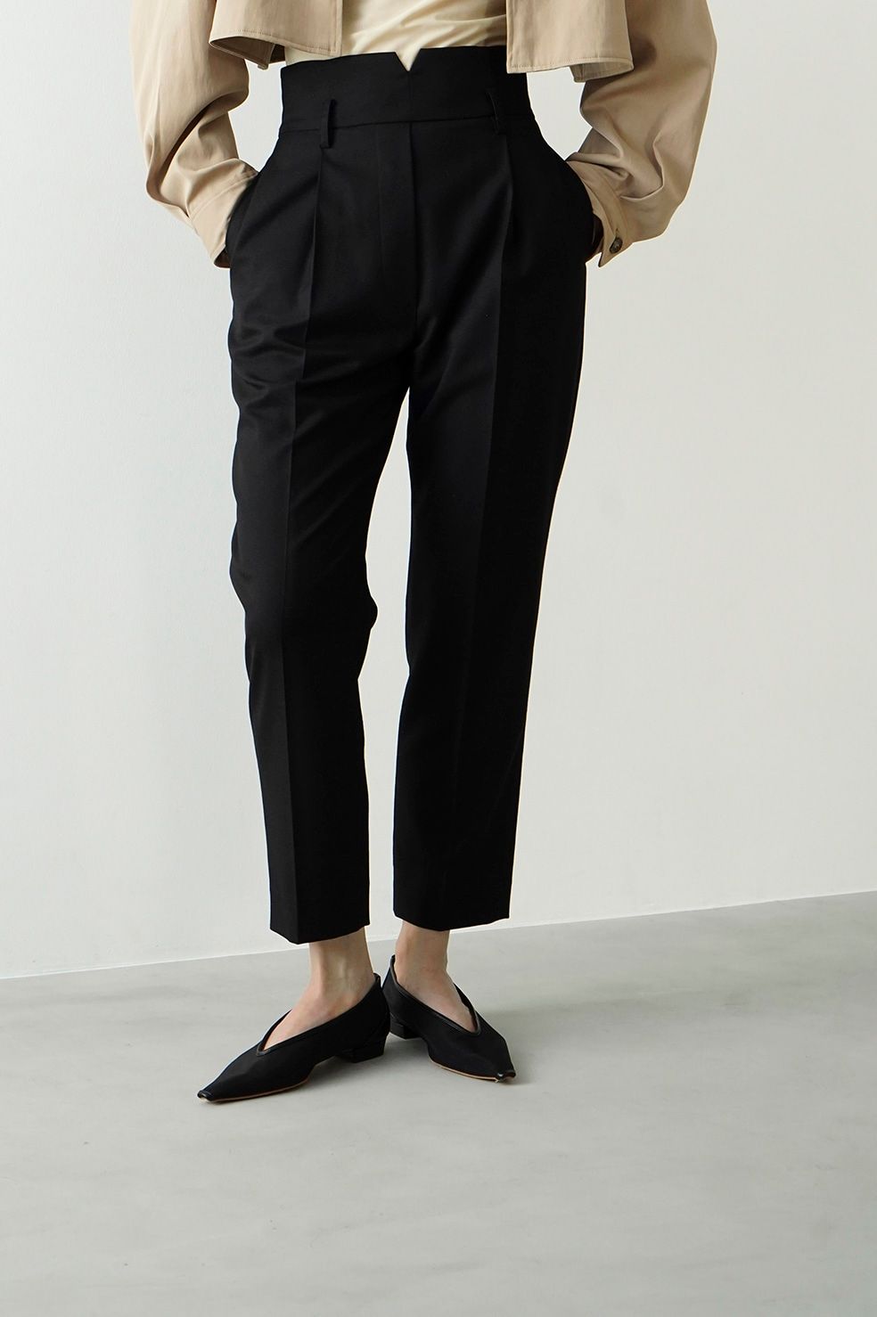 クラネ BELT TUCK TAPERED PANTS-