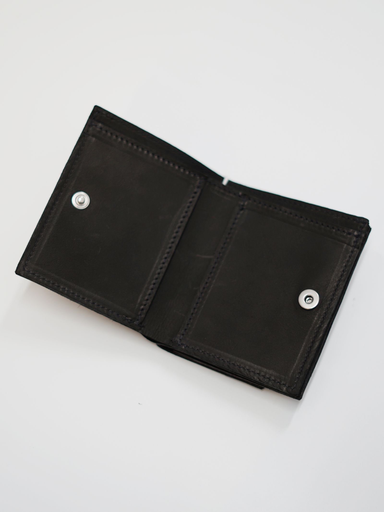 【WT01JPM】 二つ折り財布 / レザーウォレット - PRESSED KANGAROO (BLACK)