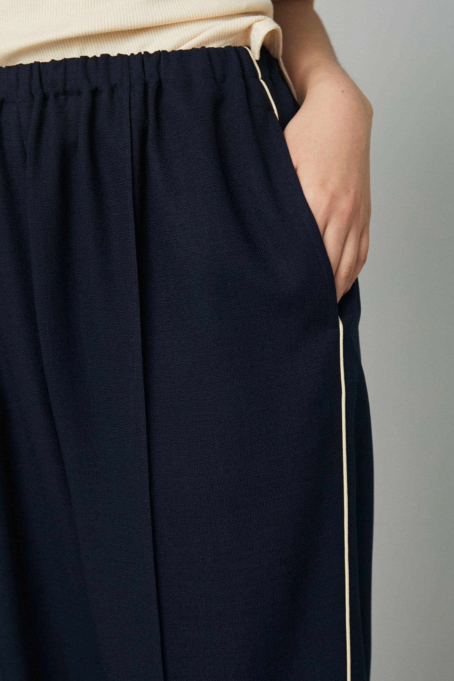 パイピング スラックス パンツ - Piping pintuck pants - NAVY