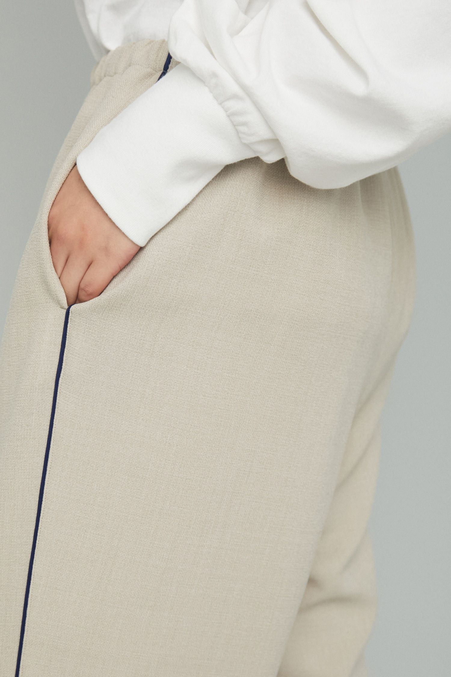 パイピング スラックス パンツ - Piping pintuck pants - BEIGE