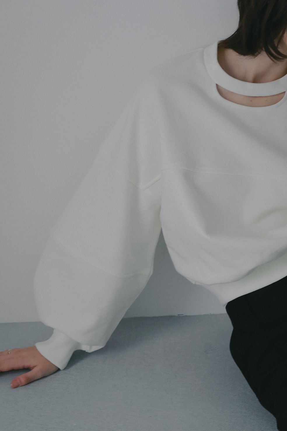 ネックデザインスウェット - MOON SLIT SWEAT TOPS (WHITE)