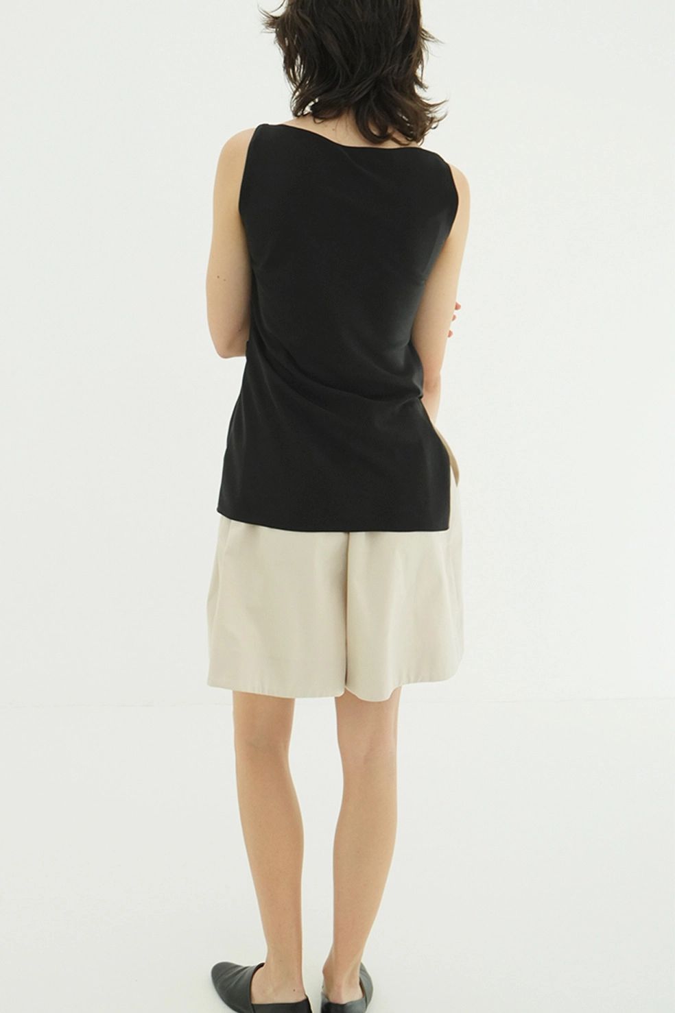 サテンドレープトップス - SATIN DRAPE TOPS (BLACK)