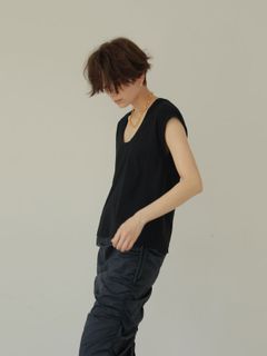 ラウンドネックノースリトップス - BLACK